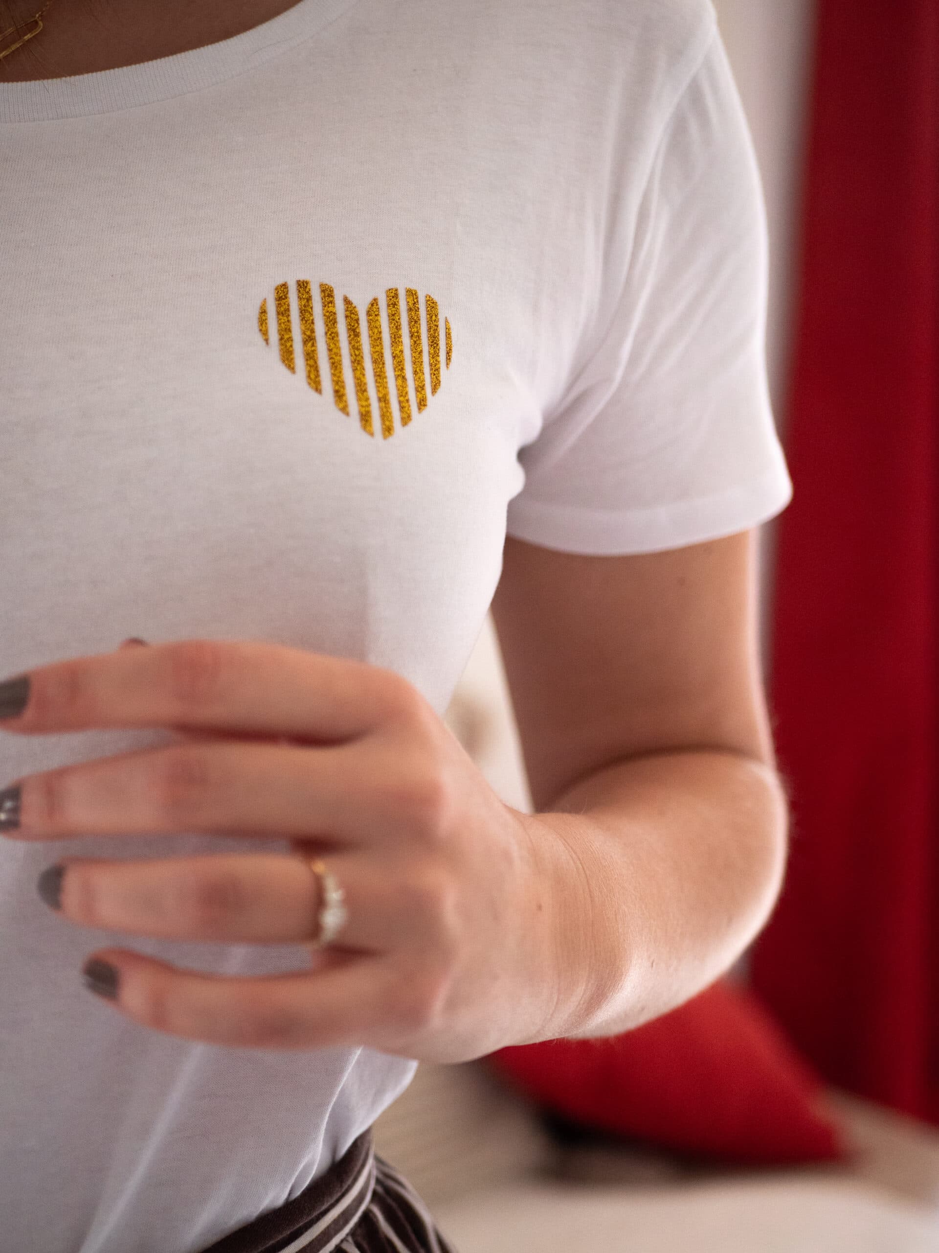 tee-shirt-petit-coeur-detail-paillette