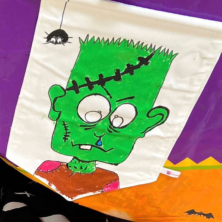 exemple d'un fanion Franky peint pour Halloween du kit Blason imaginé par Anne Da Cunha-guillegautl pour la marque An'imato