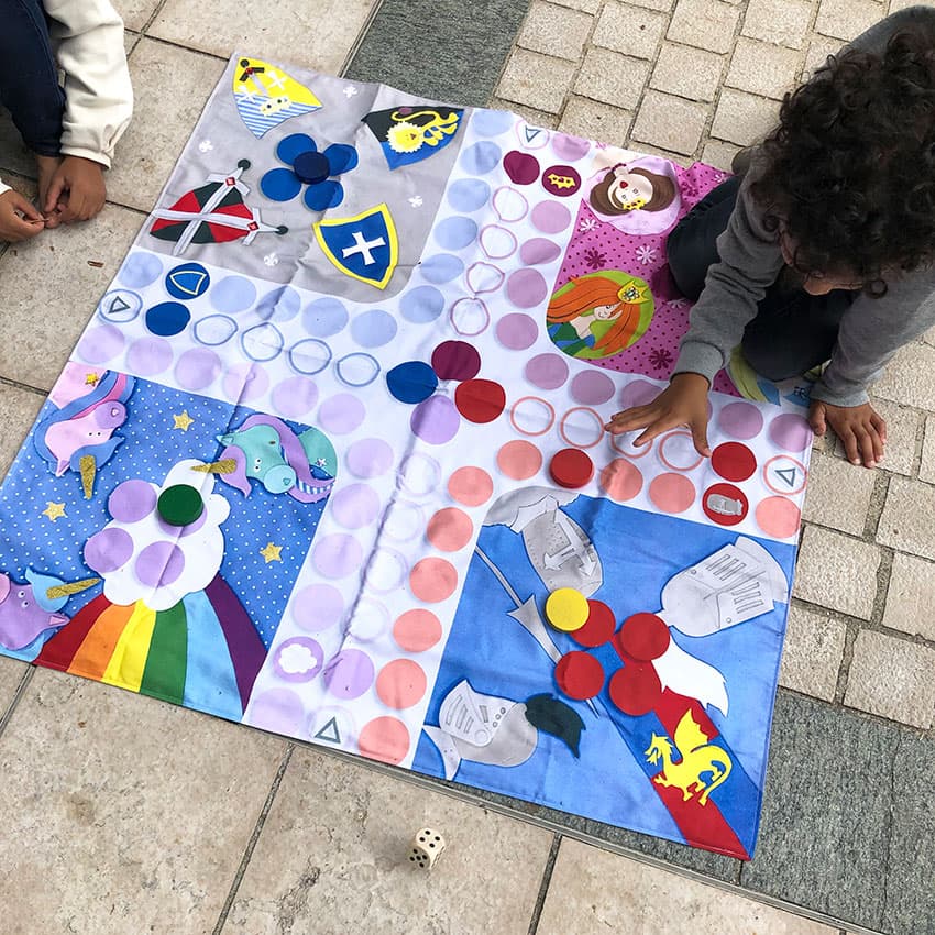 Démonstration avec enfants sur le jeu de Ludo XXL en tissu pour jouer en extérieur Design An'imato