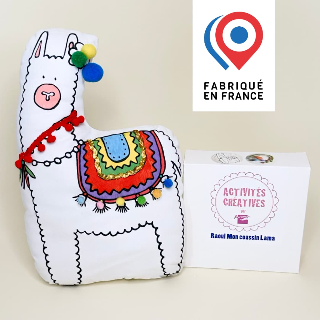 Le kit coussin lama à personnaliser et le coussin terminé imaginé par Anne Da Cunha-Guillegault en exclusivité pour la marque An'imato