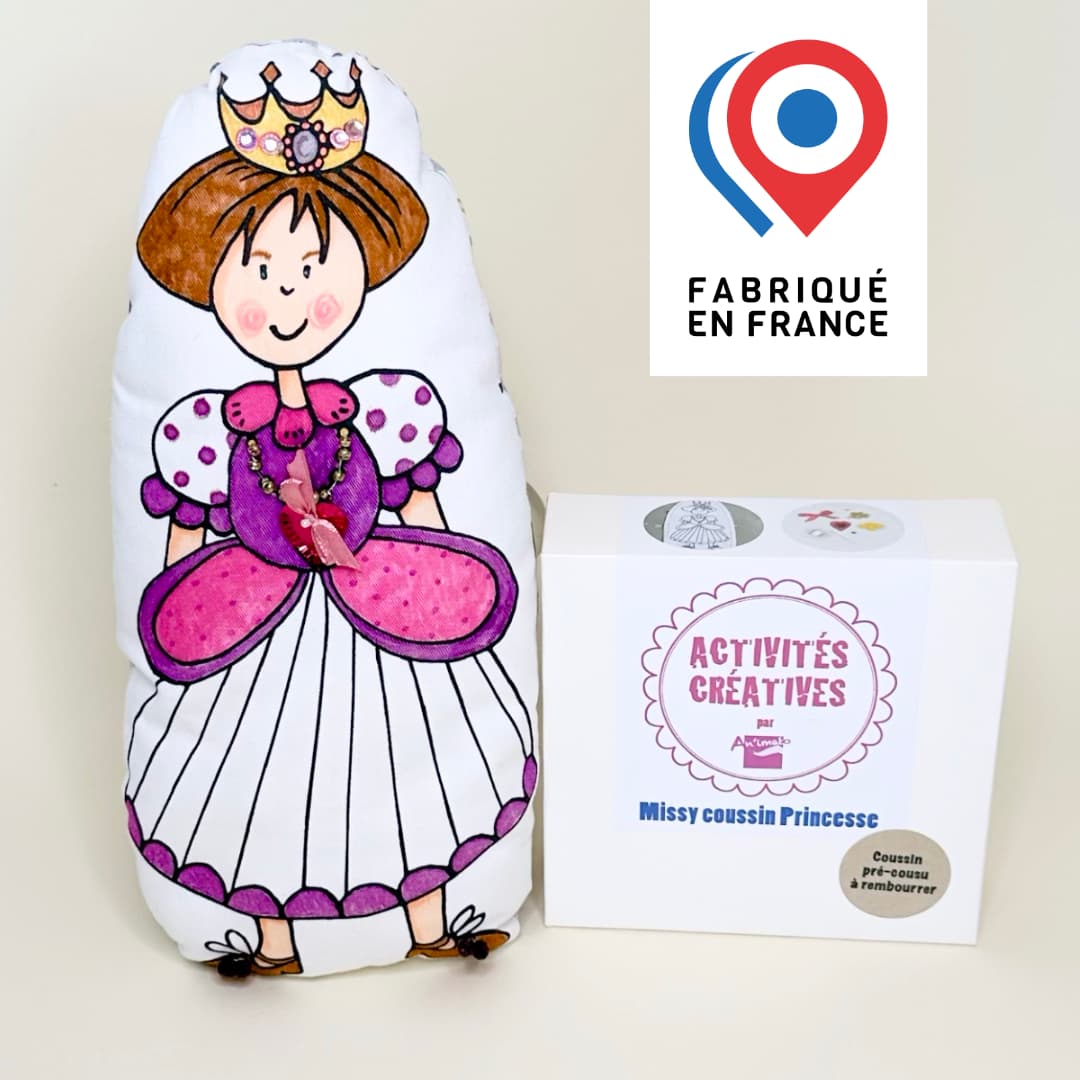 Le kit coussin princesse à personnaliser et le coussin terminé imaginé par Anne Da Cunha-Guillegault pour la marque An'imato
