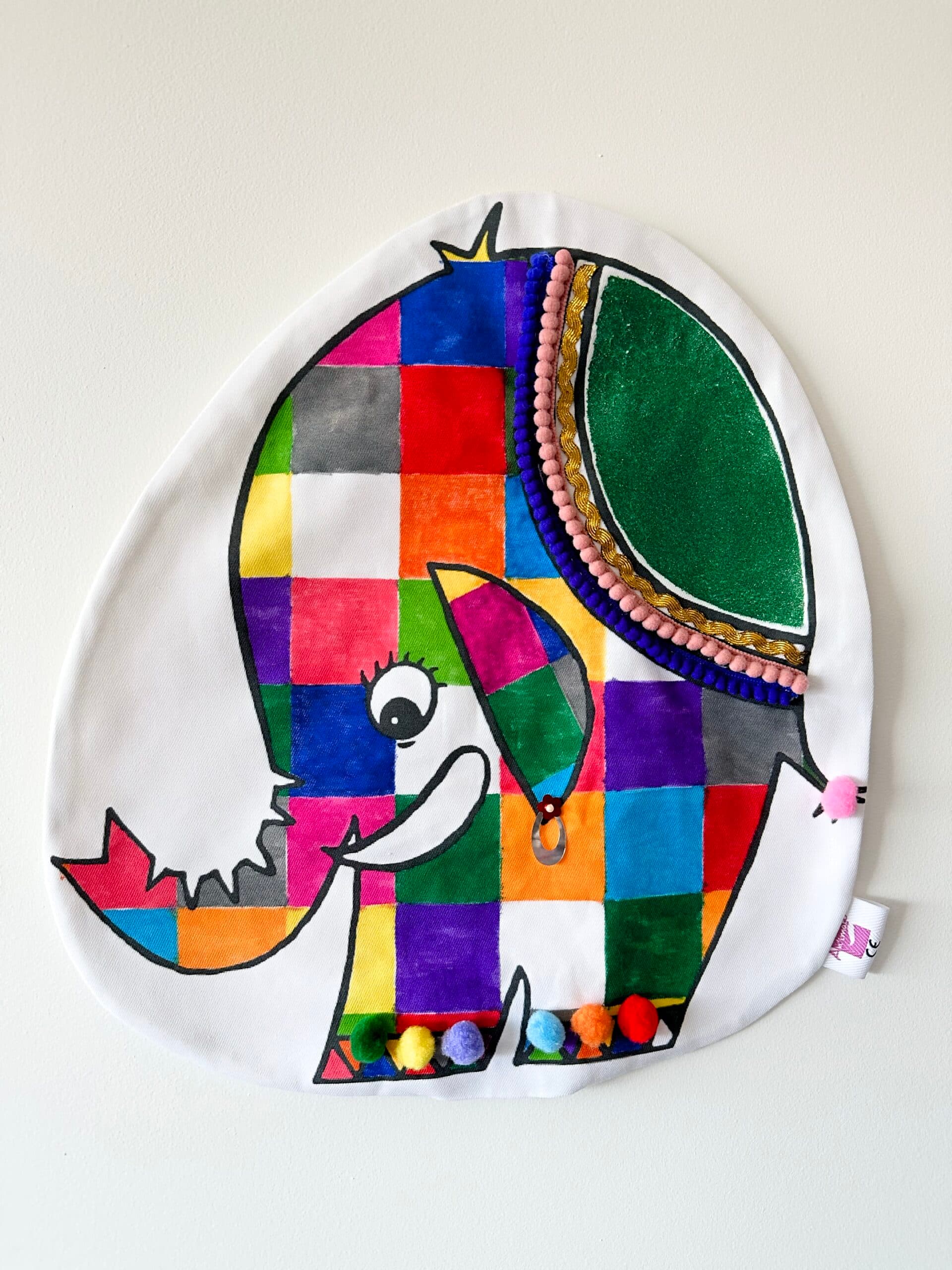 Fabrique ton coussin Elmer avec le kit coussin imaginé par Anne Da Cunha-Guillegault pour la marque An'imato Il te faut juste des feutres