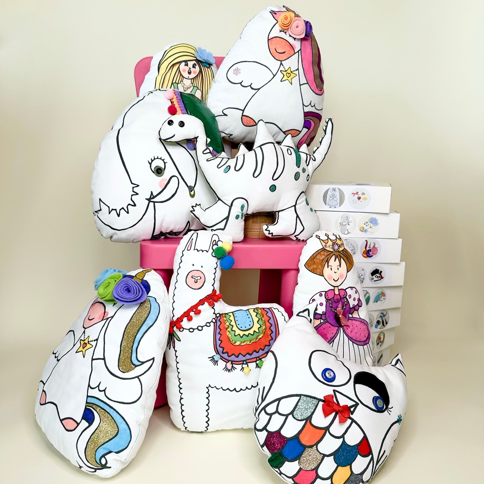 Coussins fabriqués à partir des kits imaginés par Anne Da Cunha-Guillegault pour la marque An'imato - éléphant licorne sirène princesse hibou dinosaure lama