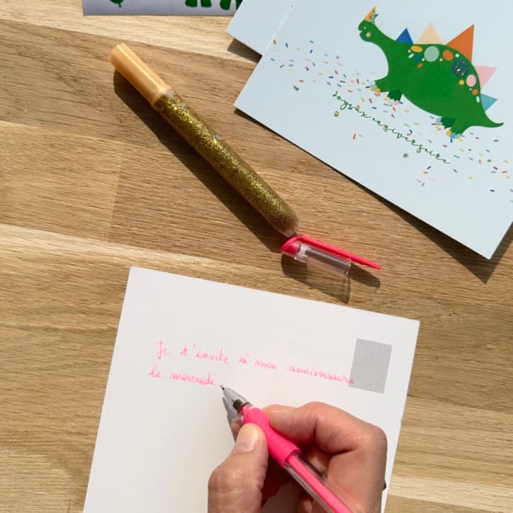 Pochette 5 invitations anniversaire thème dinosaure avec ballons gommettes, stylo gel et colles à paillette carte et gommettes imaginées par Anne Da Cunha-Guillegault en exclusivité pour la marque An'imato