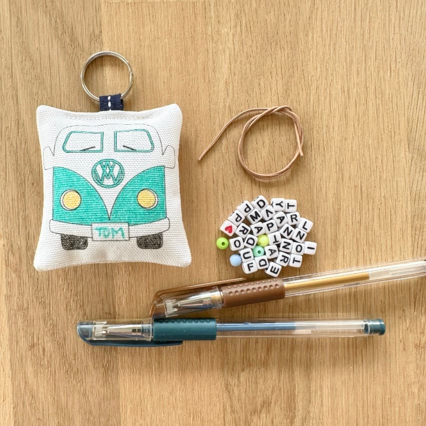 Kit cadeau homme dad papa papy tonton parrain avec porte-clés ou accroche porte en tissu à colorier motif combi et perles alphabet pour écrire un message imaginé par Anne Da Cunha-Guillegault en exclusivité pour la marque An'imato