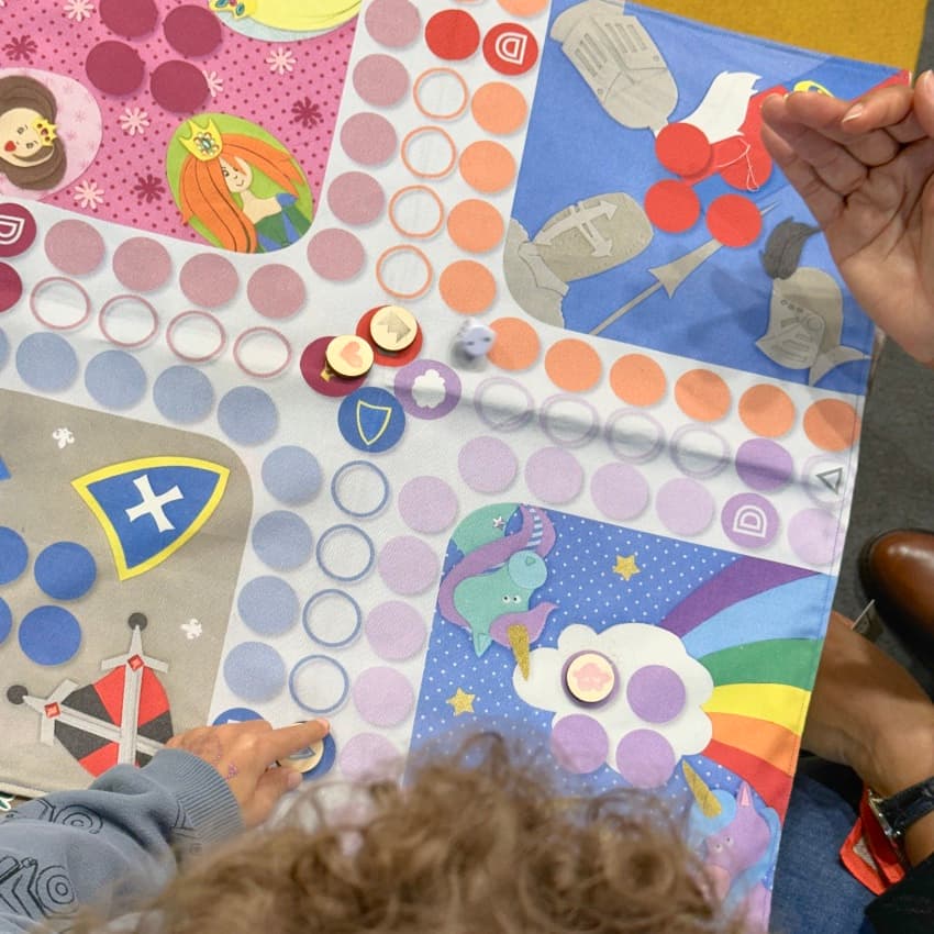 partie de jeu ludo ou petits chevaux nomade en tissu. Tapis imaginé par Anne Da Cunha-Guillegault en exclusivité pour la marque An'imato