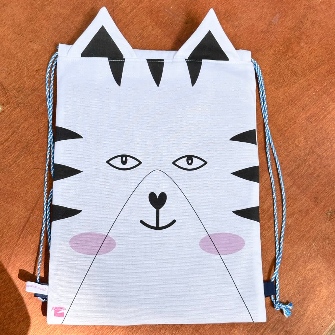 Collection capsule animaux | sac à dos enfant | motif chat tigré en tissu avec oreilles et queue au verso imaginé et cousu par Anne Da Cunha-Guillegault en exclusivité pour la marque An'imato