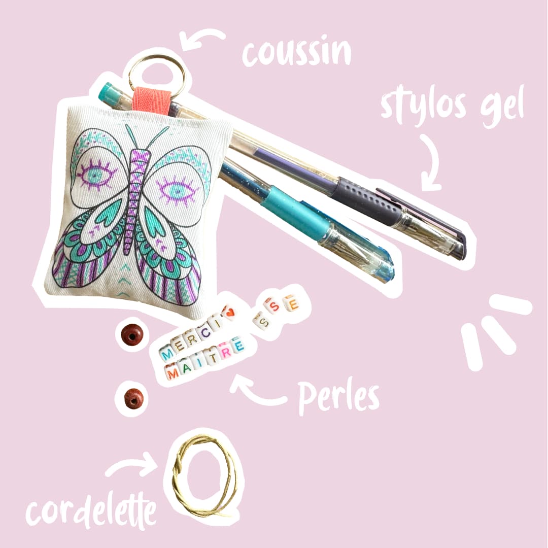 Kit porte-clés papillon en tissu à personnaliser avec des feutres ou des stylos gel (ne part pas au lavage) + un message pour la maitresse. Kit imaginé et fabriqué par Anne Da Cunha-Guillegault dans son atelier en exclusivité pour la marque An'imato
