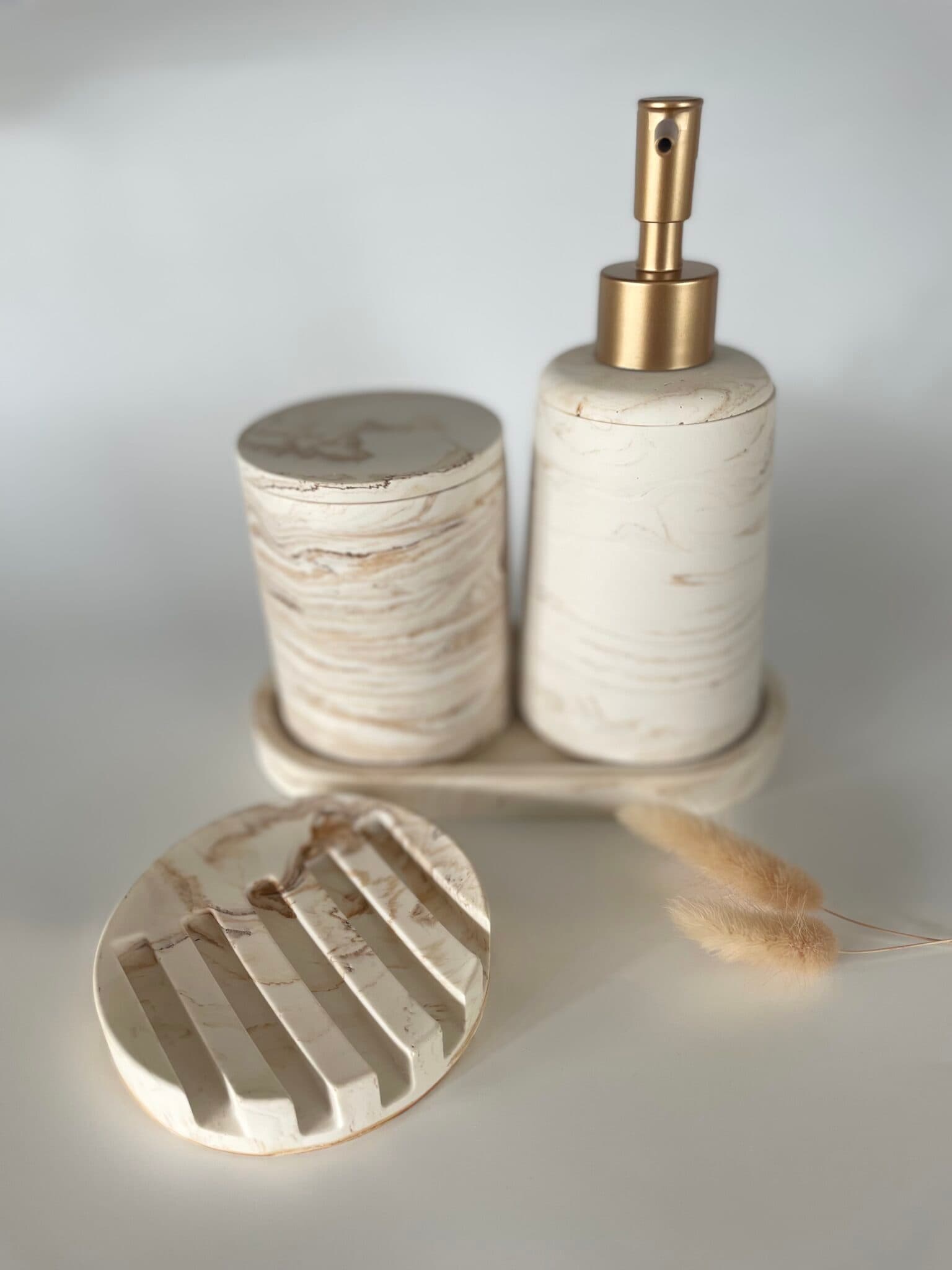 set accessoires de salle de bain effet marbré, composé d'un distributeur à savon liquide, d'un pot de rangement, d'un plateau support et d'un porte savon