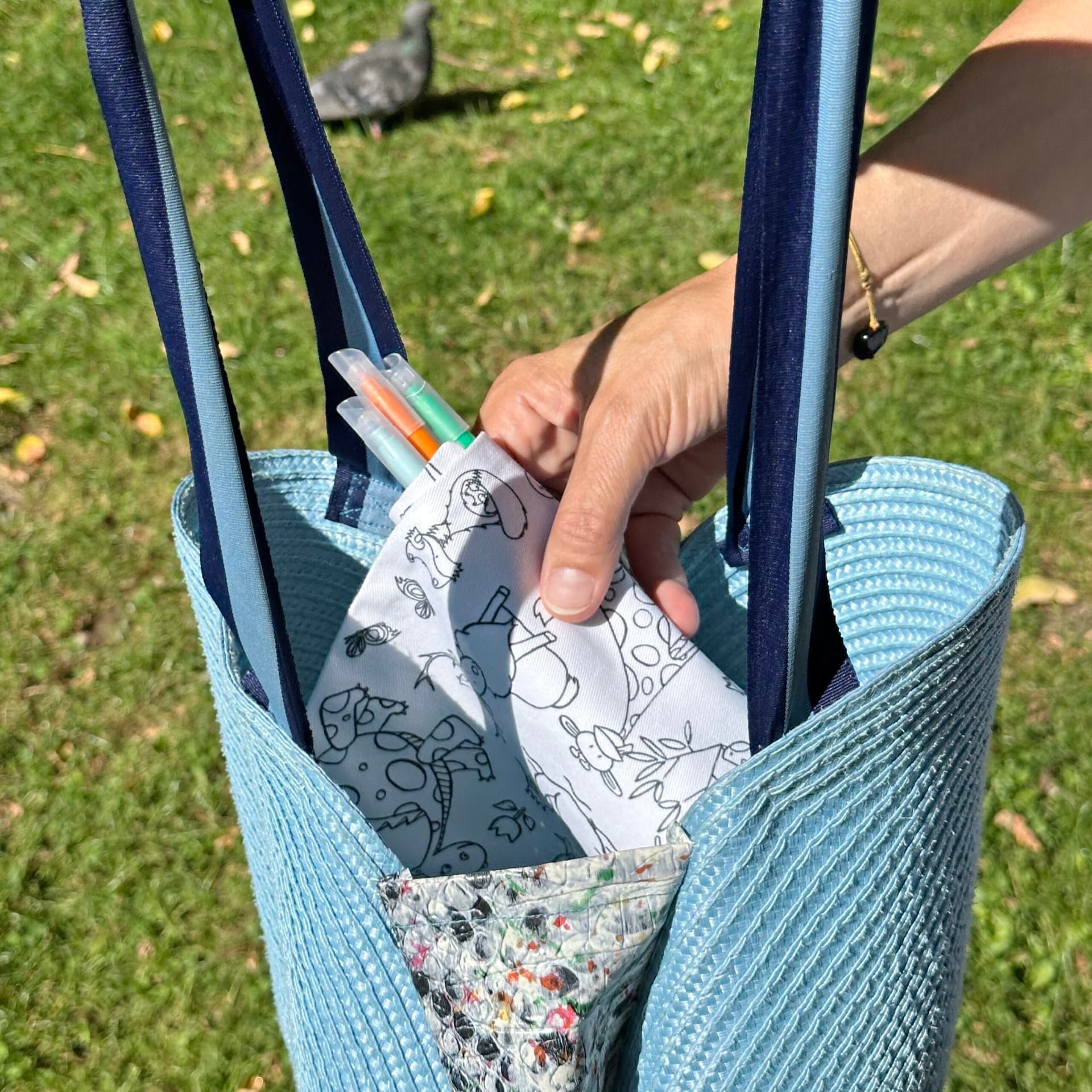 COLORIAGE LAVABLE - Feuille en tissu DINOSAURE + 3 feutres à l’eau - vue 2