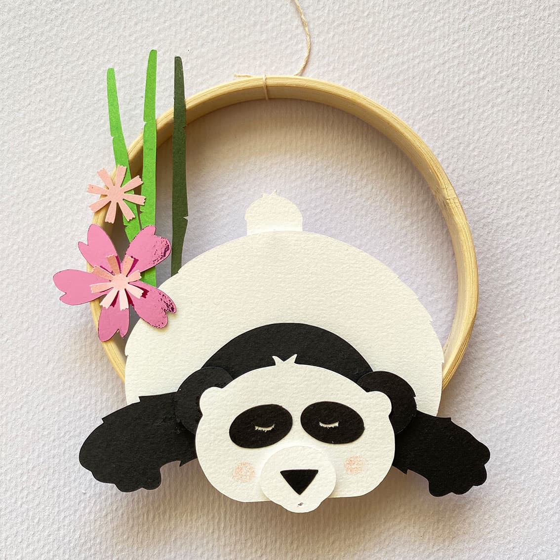 KIT CRÉATIF – fabrique une déco PANDA endormi sur un cercle en bois – à coller - vue 3