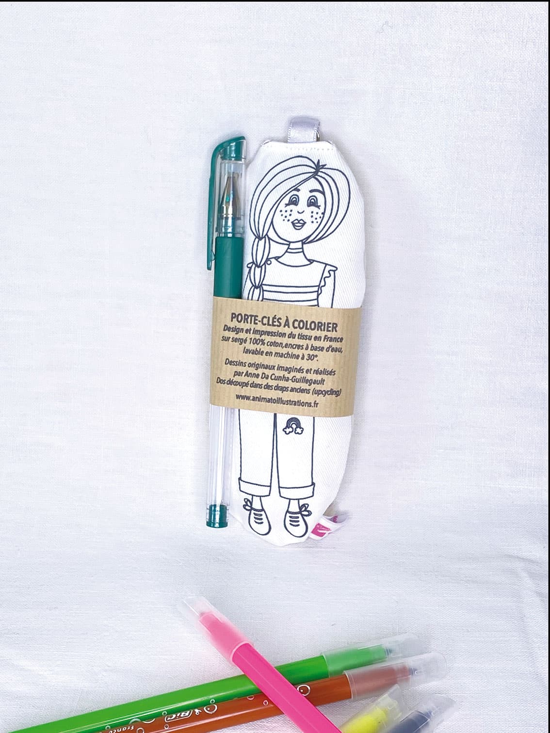 COLORIAGE LAVABLE - porte-clés poupée Mila en tissu à colorier - stylo gel inclus - vue 3