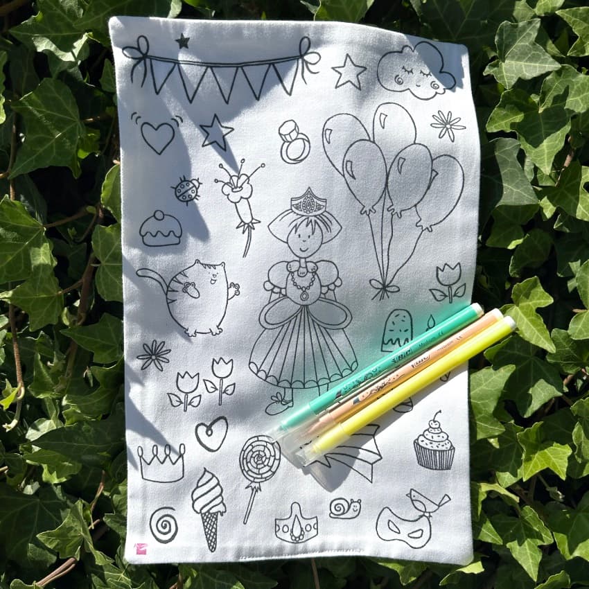 COLORIAGE LAVABLE - Feuille en tissu PRINCESSE + 3 feutres à l’eau - vue 1