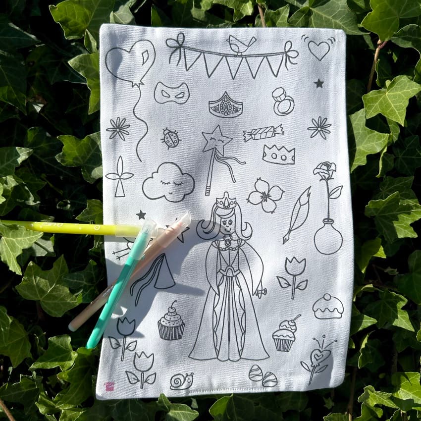 COLORIAGE LAVABLE - Feuille en tissu PRINCESSE + 3 feutres à l’eau - vue 3