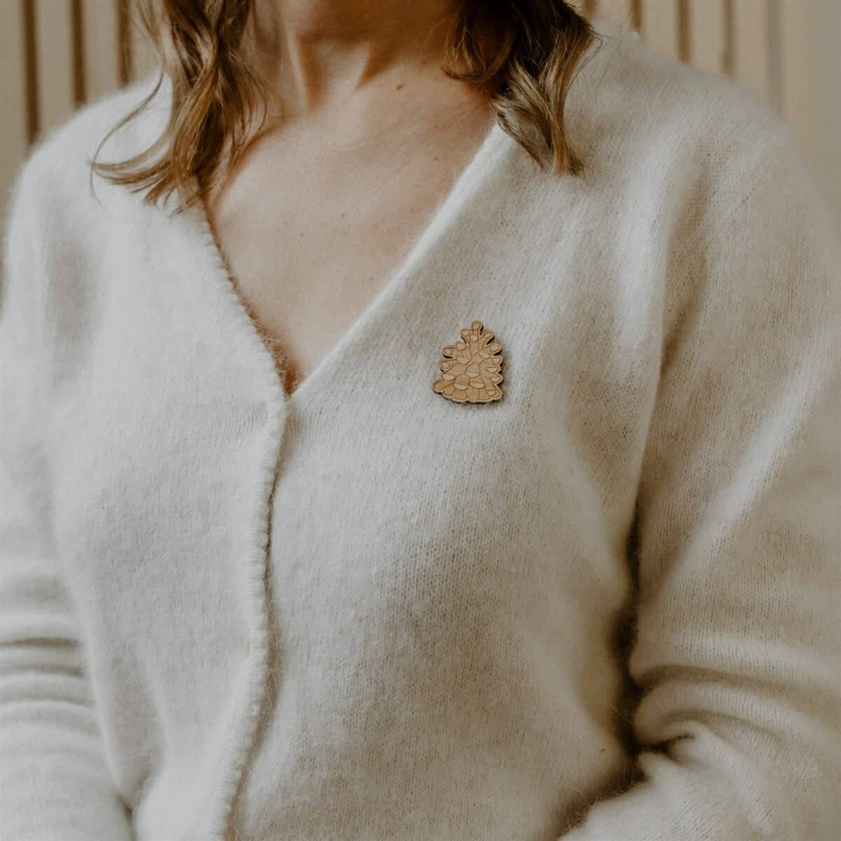 Pin's en bois - Pomme de pin - vue 2