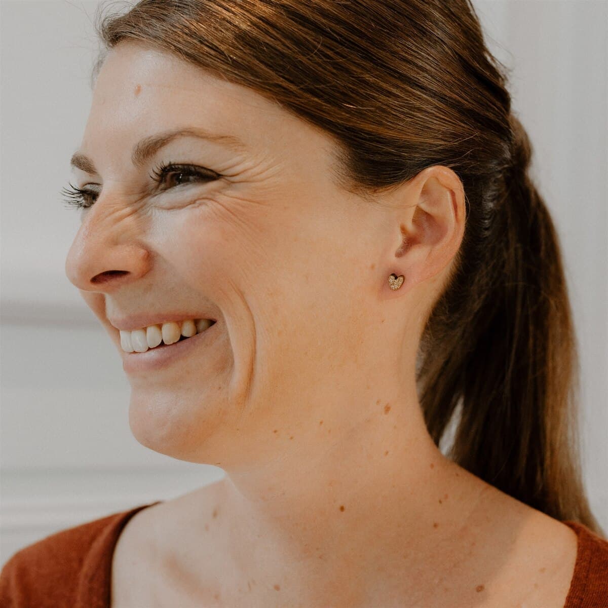 Boucles d'oreilles en bois pailletées - Cœurs - vue 3