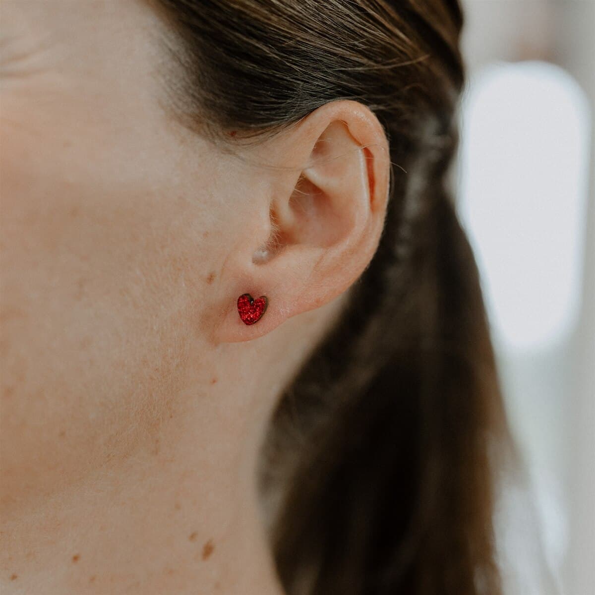 Boucles d'oreilles en bois pailletées - Cœurs - vue 2