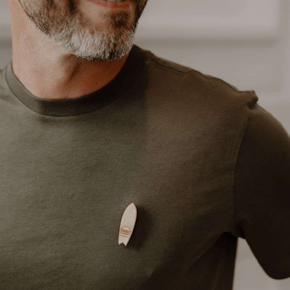 Pin's en bois - Surf - vue 2