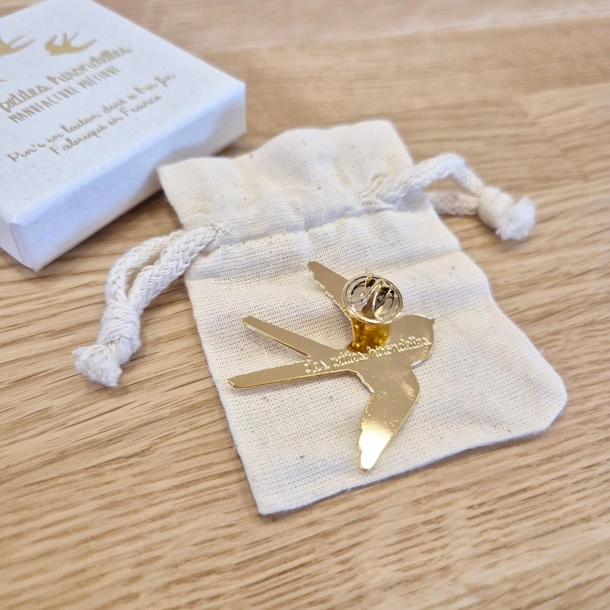 Pin's laiton doré - Hirondelle - vue 4